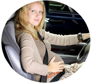 mujer embarazada en el coche